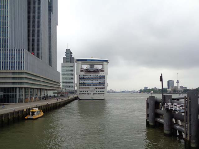 Cruiseschip ms Caribbean Princess van Princess Cruises aan de Cruise Terminal Rotterdam